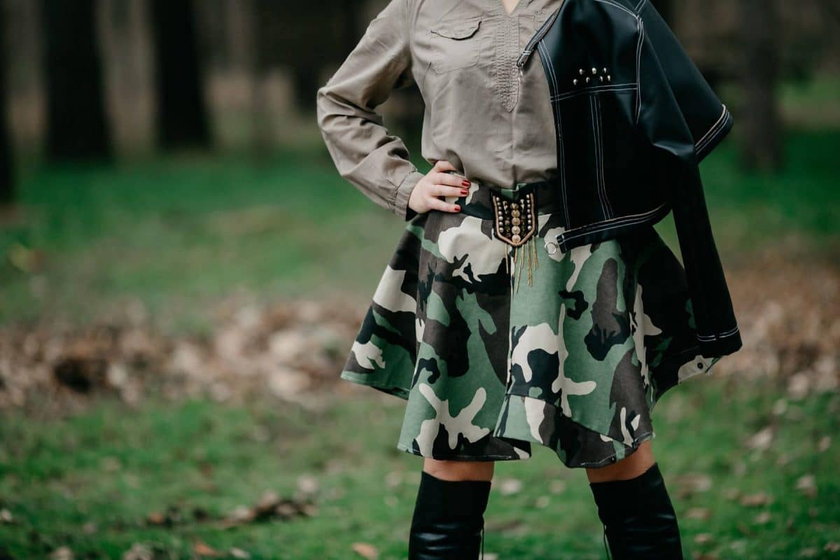 femme en robe avec des bottes hautes noires