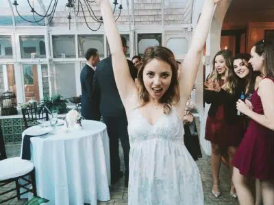 Une femme à un événement festif
