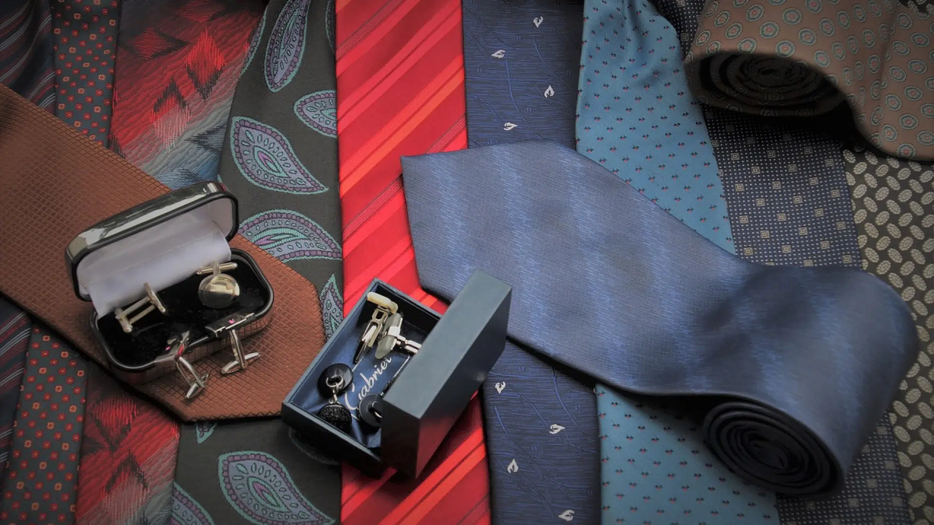 Pourquoi opter pour des manchettes en cuir pour femme personnalisables ?